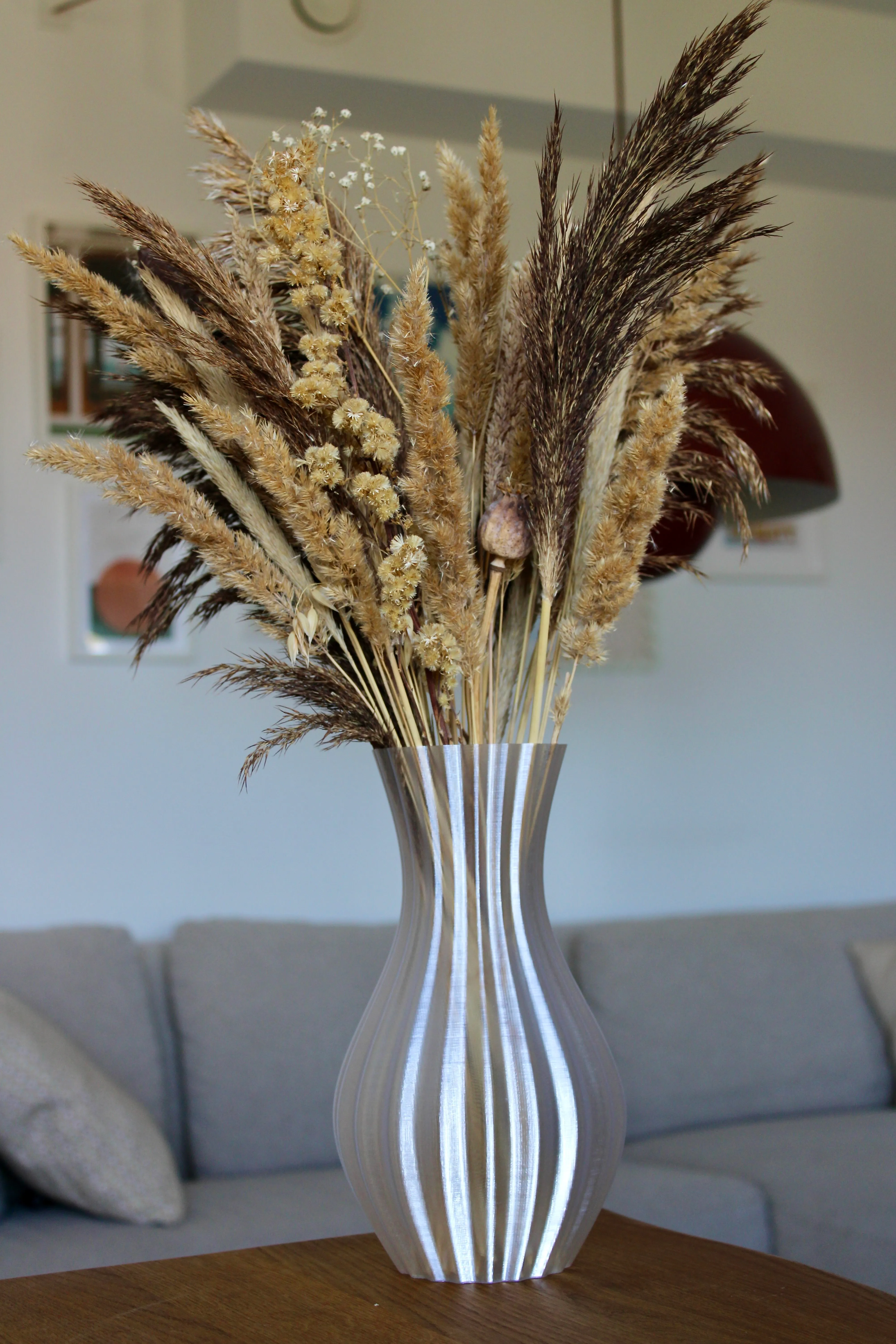 Flot enkel vase der kan holde både tørrede blomster og almindelige blomster.